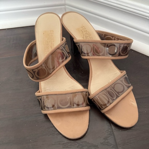 Vintage Salvatore Ferragamo Women's Tan kitten Heel Sandals 9.5 y2k vacation - Picture 3 of 5